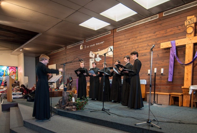 Концерт хора семинарии в храме святого Дамиана города Эпине-су-Сенар Концерт хора семинарии в храме святого Дамиана города Эпине-су-Сенар