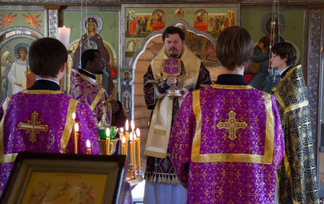 Епископ Корсунский Нестор совершил литургию в Богородице-Рождественском храме семинарии