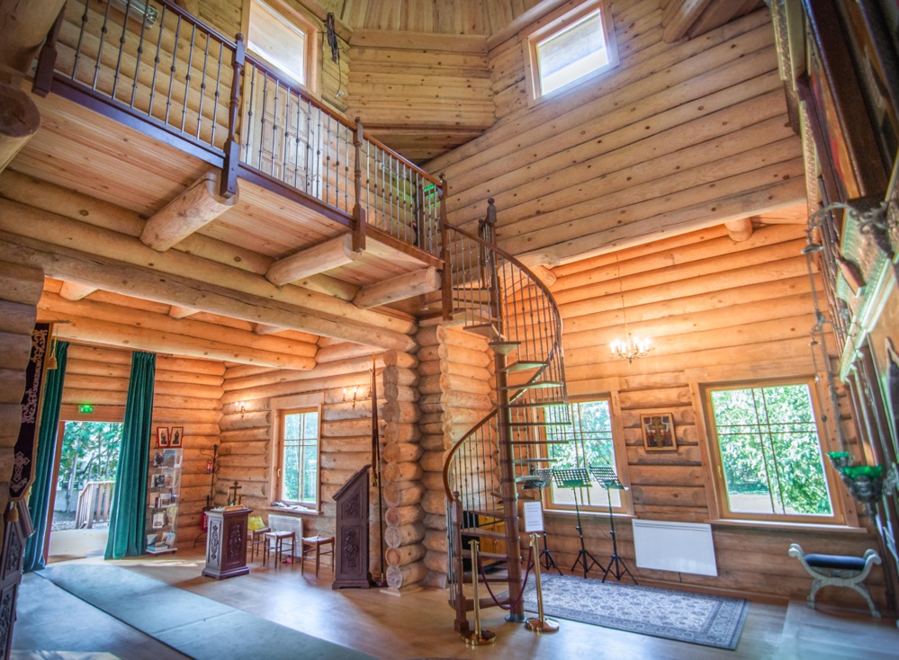 В деревянном храме установлена лестница на колокольню В деревянном храме установлена лестница на колокольню