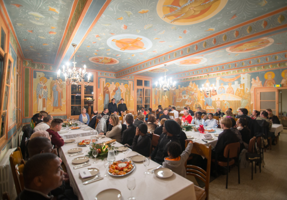 Благотворительный ужин с жителями города Эпине-су-Сенар Благотворительный ужин с жителями города Эпине-су-Сенар