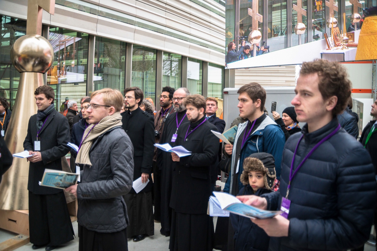 Хор семинаристов участвовал в установке купола и благословении крестов нового православного собора в Париже