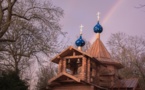 Альбом фотографий деревянного храма на фоне радуги и видов из окон семинарии